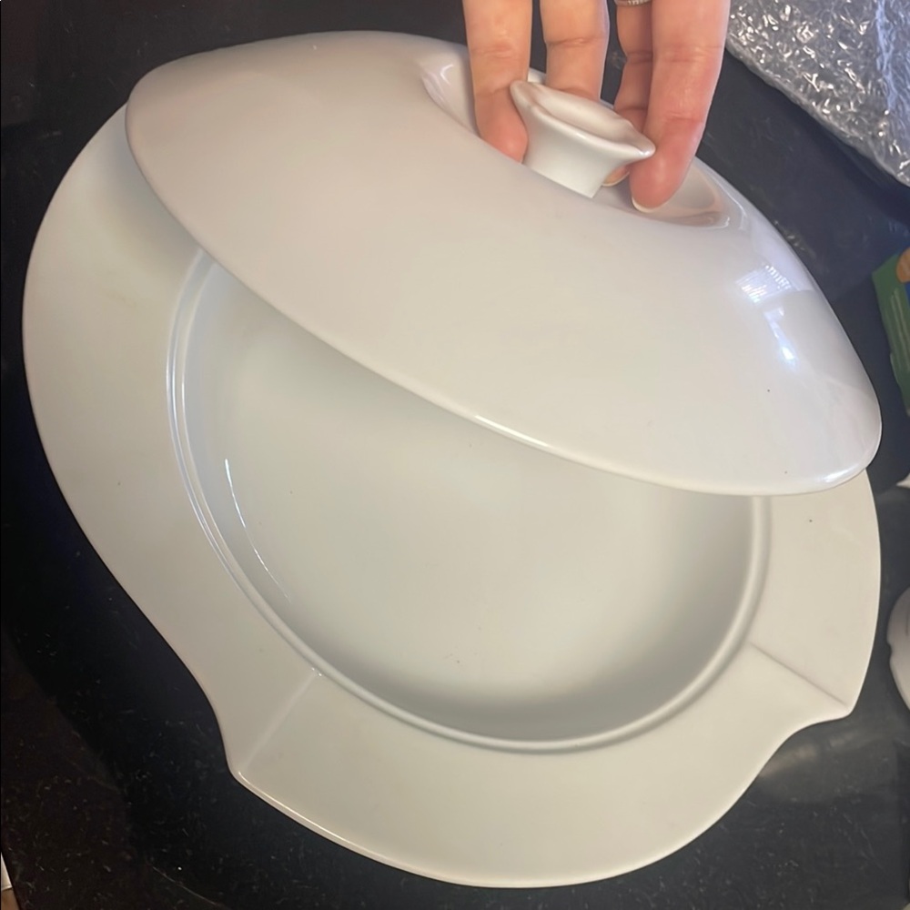 Classic porcelain cloche Whitewear covered plate with lid